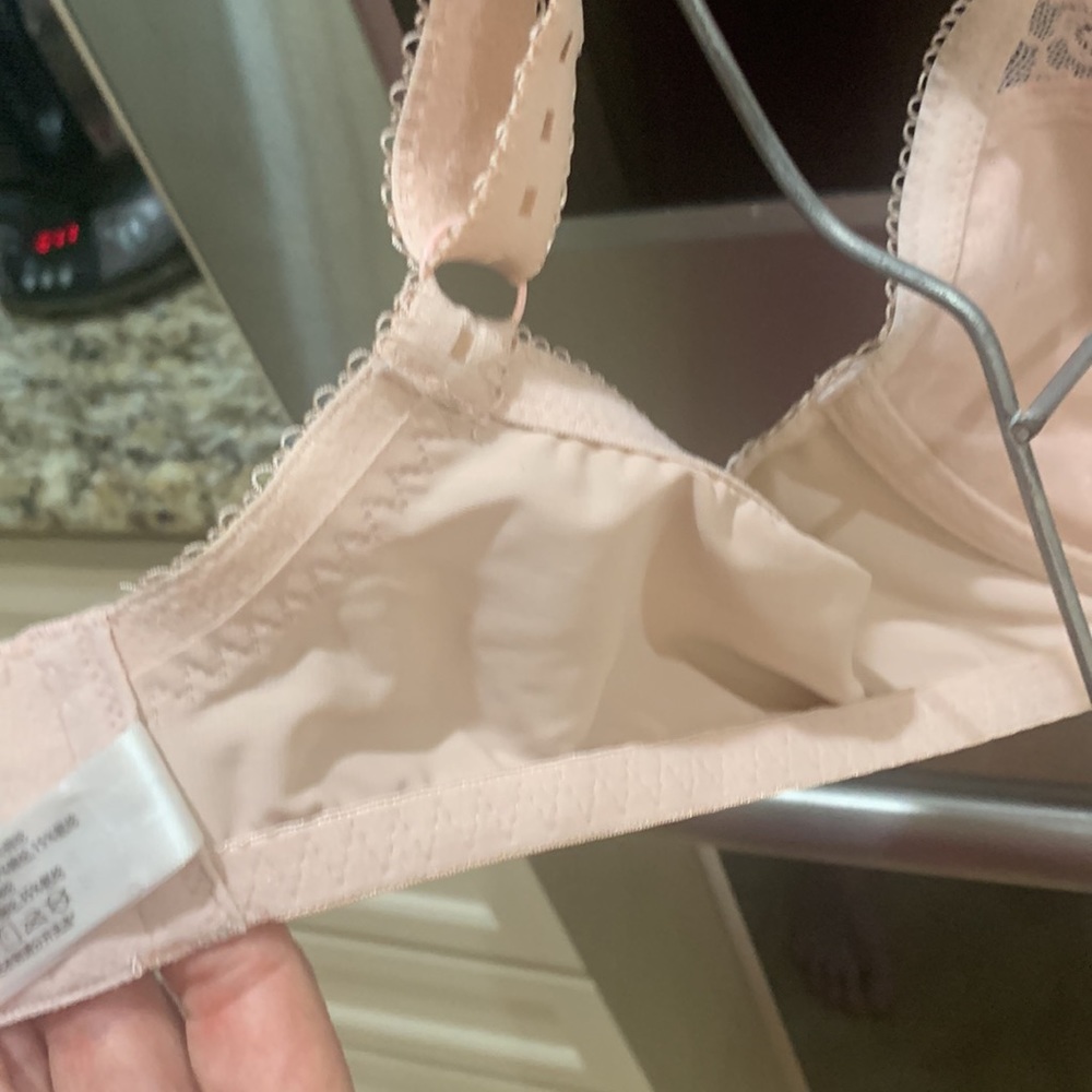 Non padded underwire 38D soft dusty pink lace bra. See photos for details. - Picture 11 of 16